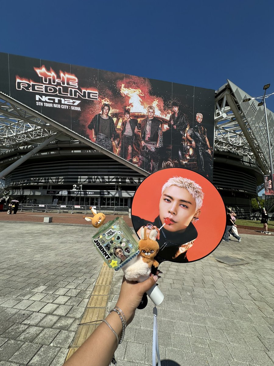 jwysuh's tweet photo. was lucky enough to be barricade for all 3 shows bro I’m so blessed  TAKE ME BACKKK https://t.co/hKSJC1QbOA
