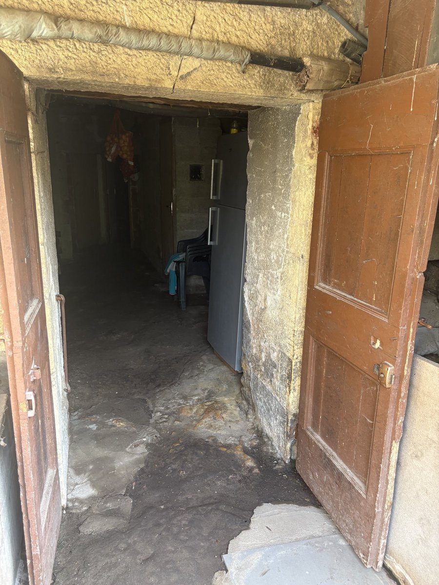 PatronAbdel91's tweet photo. Les portes de la cave sont ouverte et j’ai déjà un coin de dispo 😈 nourrit à la 💦 et à la 💩 https://t.co/x7OcIHfdLD