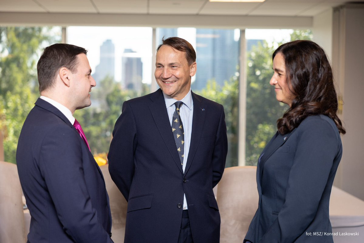 MSZ_RP's tweet photo. 📍 Nowy Jork 🇺🇸

Wicepremier, minister spraw zagranicznych @sikorskiradek uczestniczył w roboczym spotkaniu ministrów spraw zagranicznych V4 🇵🇱🇨🇿🇸🇰🇭🇺 i Indii 🇮🇳.

Rozmowa dotyczyła m. in.:
🔹 wspólnych projektów infrastrukturalnych V4 i 3SI oraz synergii 3SI z IMEC
🔹 pogłębiania współpracy V4 🇪🇺-Indie 🇮🇳
🔹 utrzymania jedności V4 w kluczowych kwestiach dla regionu