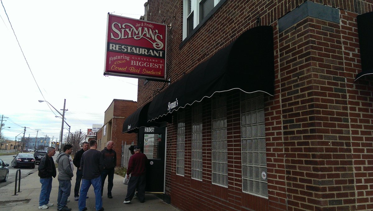 thehopczar's tweet photo. Slyman’s — Cleveland, OH
Cleveland still stacks corned beef like it owes you rent.
Slyman’s sells extra bread on the side because one sandwich is three lunches.
Split it or clock in as a hero?
#CornedBeef #ClevelandEats #GiantSandwich #BarLunch https://t.co/7jfkJvpA0E