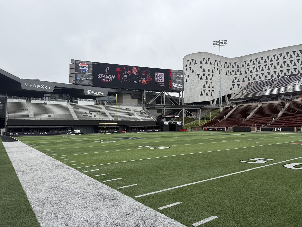 AlexDuranko27's tweet photo. Had a great time at the the university of Cincinnati go bearcats!!!!🟥⬛ https://t.co/bwwSgLK4Ck