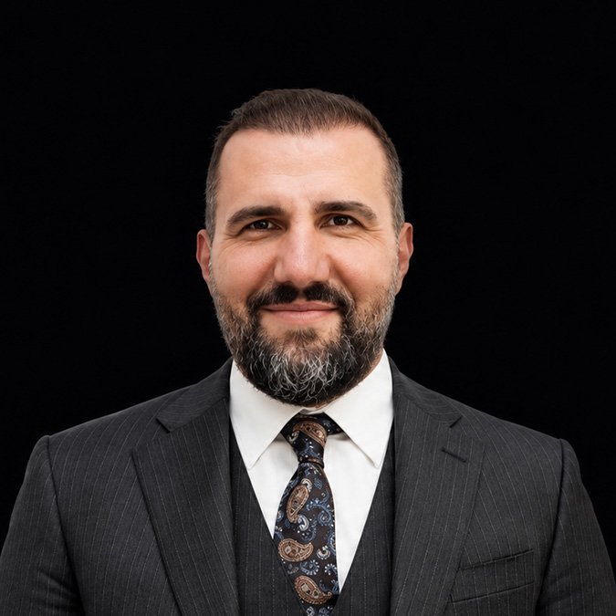 medya3tr's tweet photo. 🔴 Eski DHMİ Daire Başkanı Mehmet Cemil Acar, yargılandığı davada tahliye edilmesinin ardından aynı gün “suçtan kaynaklanan malvarlığı değerlerini aklama” soruşturması kapsamında yeniden gözaltına alındı.

Acar’a ait banka kasasında daha önce 26 kilogram külçe altın, 1 milyon 320 bin dolar ve 121 bin avro ele geçirilmişti.