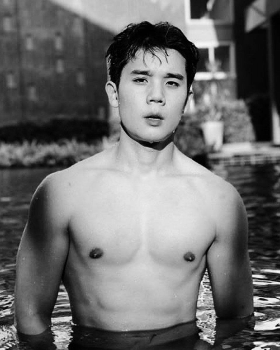 tawinansmom's tweet photo. pongpuen pov:
salt on my tongue,he's stunning.

#IWillAlwaysSaveYou https://t.co/auVo6y9Jp0