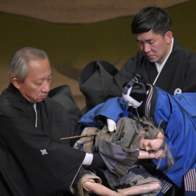 Minoshiro_Y's tweet photo. いつかの勘十郎兄の親父で十兵衛をさせていただいたときの📷
一番遣りたい役を聞かれるのは難しい
でもやっぱり沼津の呉服屋十兵衛
「町人なれども武士に劣らぬ丈夫の魂」
そして、いつか自分もこんなふうに「おやじ」を演じれるようになりたい
#文楽
#桐竹勘十郎 
#十兵衛 
舞台写真:野口英一 https://t.co/owuUCzAQnK