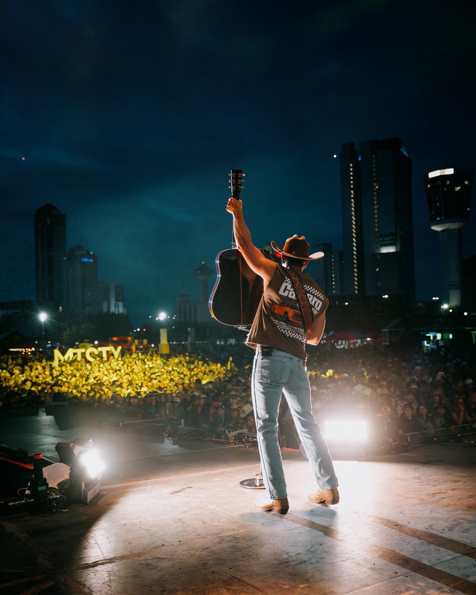 dustinlynch's tweet photo. Thank you, Orillia and Niagara Falls! What a way to close out the weekend 🙌 https://t.co/IJFA7pGJsp