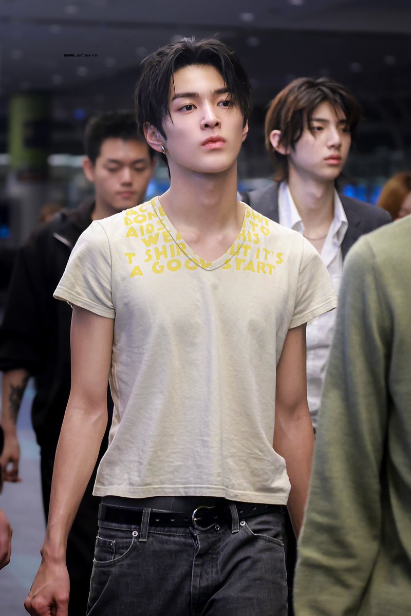 hubboyslove's tweet photo. QUERIDO! Keonho (#CORTIS), de apenas 17 anos, foi visto usando a icônica camiseta “AIDS”, da Maison Martin Margiela.

A camiseta foi lançada em 1994 em colaboração com a AIDES, uma organização dedicada à conscientização e ao combate ao HIV. Parte dos lucros das vendas são doados para apoiar o trabalho da organização.

“Há muito mais a ser feito na luta contra a AIDS do que usar esta camiseta, mas este é um bom começo.”