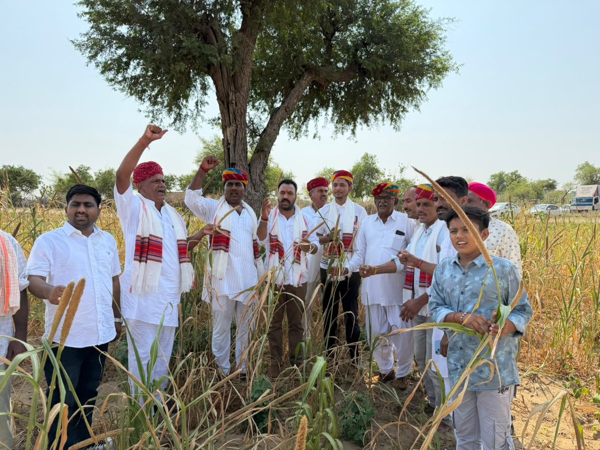 BJP4Rajasthan's tweet photo. ‘वडनगर से वाराणसी एवं वाराणसी से वडनगर—जल, जन और सेवा संकल्प बाइक यात्रा’ के राजस्थान प्रवास के दौरान सावाऊ पदमसिंह, बायतु (बाड़मेर) में किसानों के साथ संवाद किया गया। 

सेवा यात्रियों ने नागाणा धाम, बालोतरा में वृक्षारोपण कर पर्यावरण संरक्षण का संदेश दिया। इसके पश्चात स्वच्छता अभियान चलाकर स्वच्छता का संकल्प लिया एवं परिसर की साफ-सफाई की।

इस अवसर पर भाजपा युवा मोर्चा राजस्थान के प्रदेश मंत्री श्री धीरज गौतम, युवा मोर्चा मन की बात के सह-प्रभारी श्री विक्रम असाड़ा सहित युवा मोर्चा के कार्यकर्ता, सेवा यात्री एवं किसान बंधु उपस्थित रहे।

#SevaYatra
#SevaSankapAbhiyaan