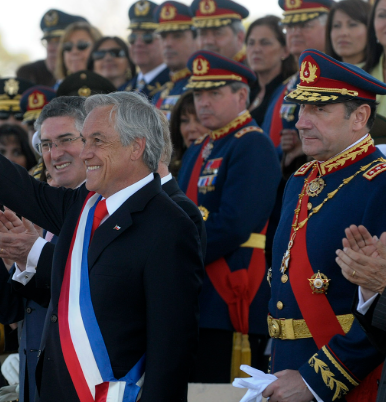 r_abarca's tweet photo. @solo_gemma todos los CJE van con el uniforme de gala a la Parada Militar. https://t.co/MaBjgK9nRh
