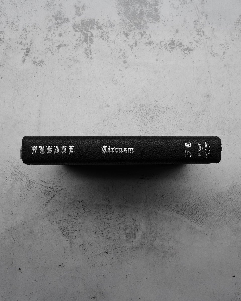 seoohpark's tweet photo. Fukaseさん初のソロアルバム『Circusm』今年7月29日、自分の誕生日と同じ日にリリースされたこともあり、個人的にも少し特別なアルバムだ。

日本に来る前、韓国で制作していたアルバムで、初めて経験する制作工程や大胆な製本方法など、さまざまな新しい試みに挑戦できた仕事でもあった。一つひとつ考えながら、実際のかたちへ落とし込んでいく過程もおもしろく、ずっと楽しみながら取り組めた仕事だった。

最近、東京でFukaseさんのサインとともに完成したアルバムを直接受け取った。東京に来てから初めて手にした自分の制作物でもあり、個人的にはひとつの小さな記念碑のように感じた。制作していた時間と今いる場所が自然につながったような感覚もあり、より意味のあるアルバムとして残っている。

デラックス盤はUNIVERSAL MUSIC STORE限定の数量限定生産。合皮カバー仕様の96ページのフォトブックには、撮り下ろし写真とFukaseさんの直筆リリックを収録し、フォトブック内にCDジュエルケースを内包している。そのほか、ポスター、ポストカード、ステッカーが封入されている。

#fukase #Circusm