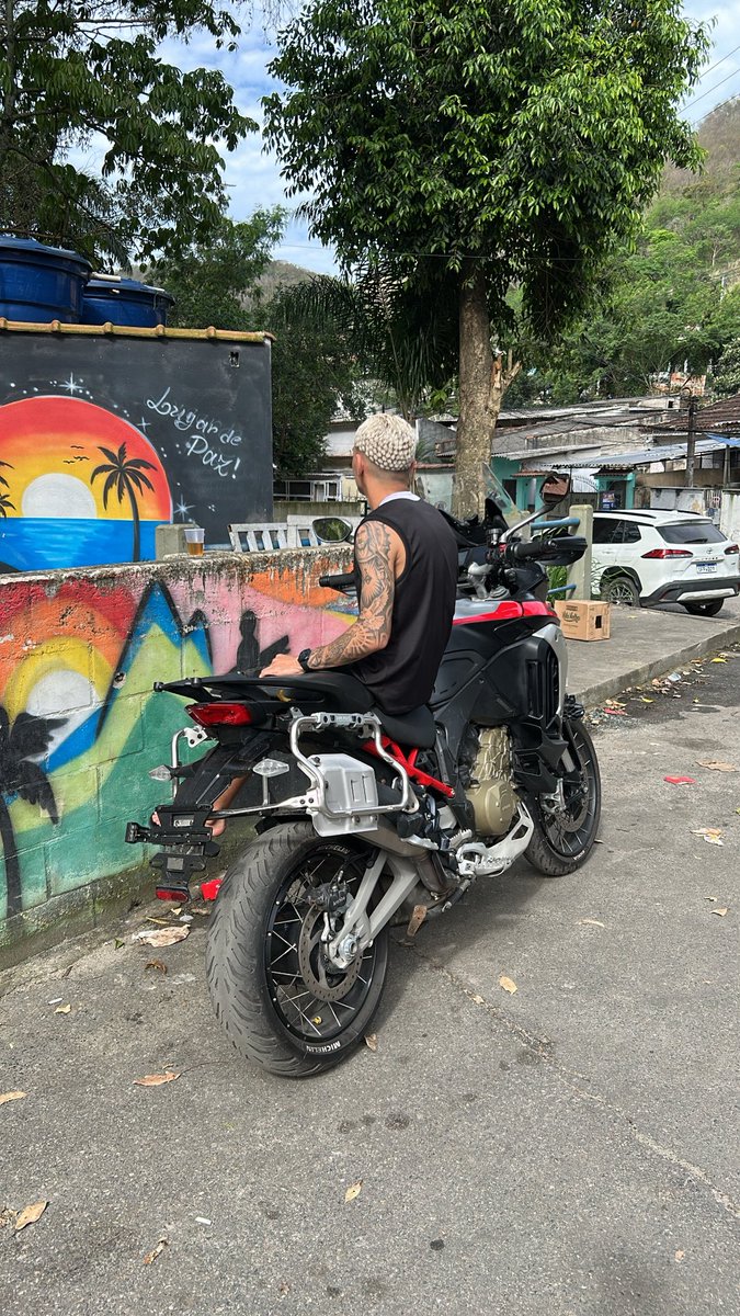 Modrik_Cria's tweet photo. É tipo Robin Hood da favela.⛹🏻‍♂️🚆 https://t.co/w4BS1s2PZZ