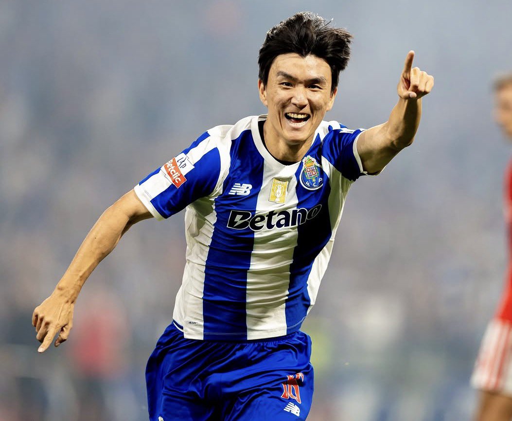KNTFootball's tweet photo. Hwang In-beom savagely put down a racist Benfica supporter by saying he’d rather “open up your goal” than “open his eyes” on IG. 🥶🥶

Sheesh. Love it Hwang! 👏👏🐉💙🤍

#FCPorto #황인범 https://t.co/GESyk6v5Al