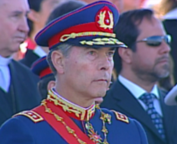 r_abarca's tweet photo. @solo_gemma todos los CJE van con el uniforme de gala a la Parada Militar. https://t.co/MaBjgK9nRh