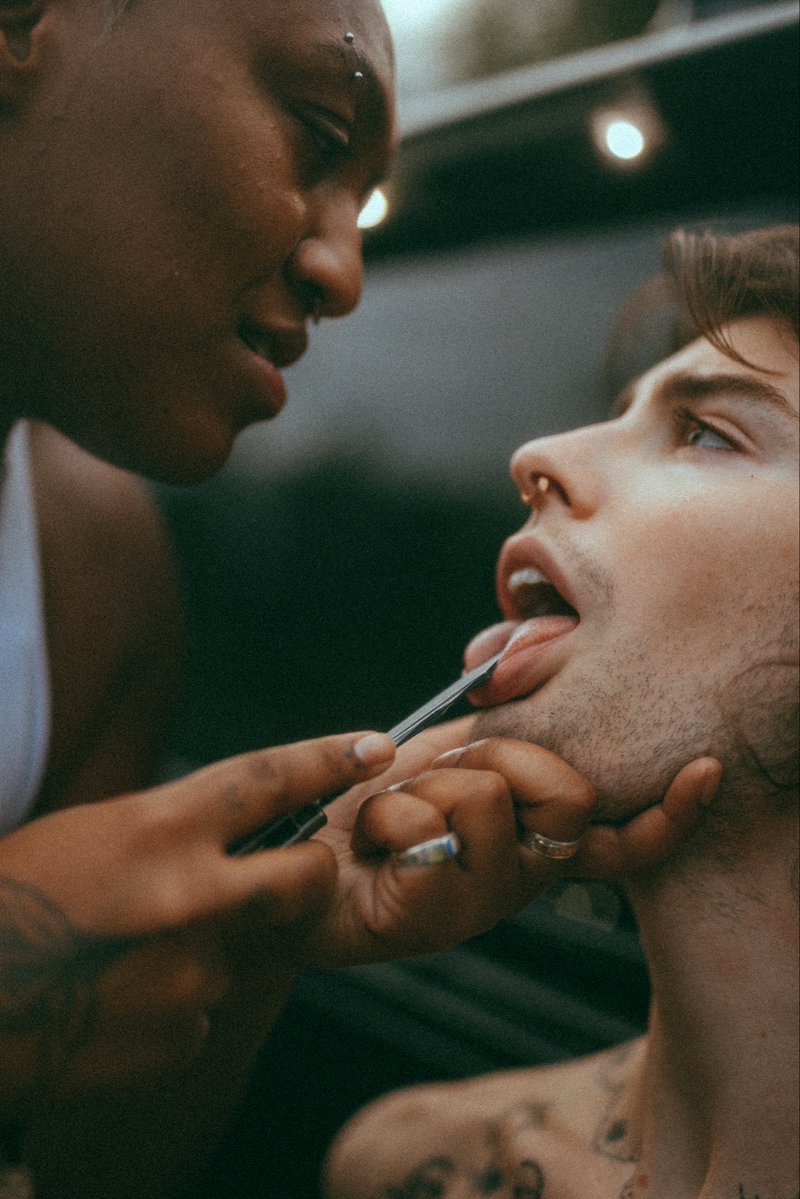 averyxcarter's tweet photo. Sharp objects, delicate flesh. https://t.co/bKUoSQPpHP