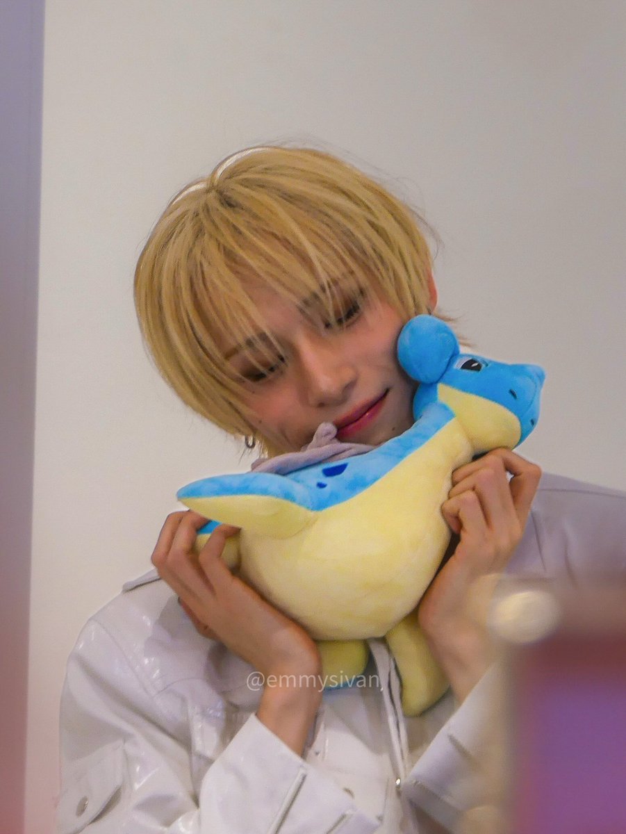 EMMYSIVAN's tweet photo. 260920 xlov dmm paris fansign 

so cutieful

#XLOV #엑스러브 #HARU #하루 https://t.co/5kjDvHFxCJ