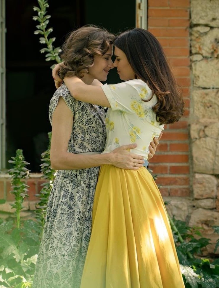HILLROMANOFF's tweet photo. ELLA SABÍA QUE É̶L̶ ELLA SABÍA QUE ALGÚN DÍA PASARÍA QUE VENDRÍA A BUSCARLA CON SUS FLORES AMARILLAS 🏵🌻🌼 https://t.co/huGsIp99TO