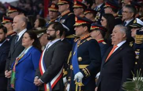 r_abarca's tweet photo. @solo_gemma todos los CJE van con el uniforme de gala a la Parada Militar. https://t.co/MaBjgK9nRh