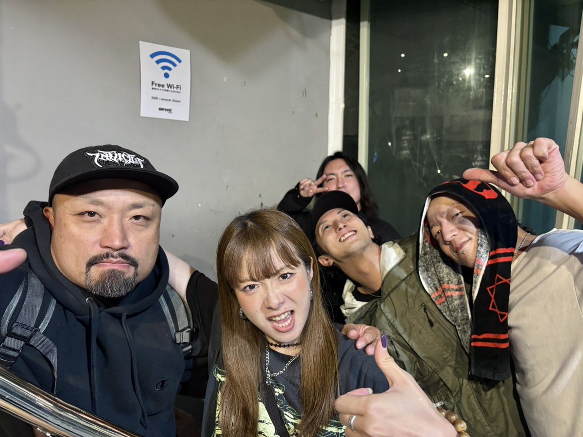 InaVocal's tweet photo. いい写真。GUNGIREに作ってもらったご縁でやれた六本木unravel tokyoでした。皆んなありがとう！次回は10/13新宿アンチ、NITERIDEで対バンよろしく！Yutoも雨ん中ありがとう！10/10のDAWNVISIONも行くからな！あと俺のキャップいいだろ！ https://t.co/y9D6U5xSxb