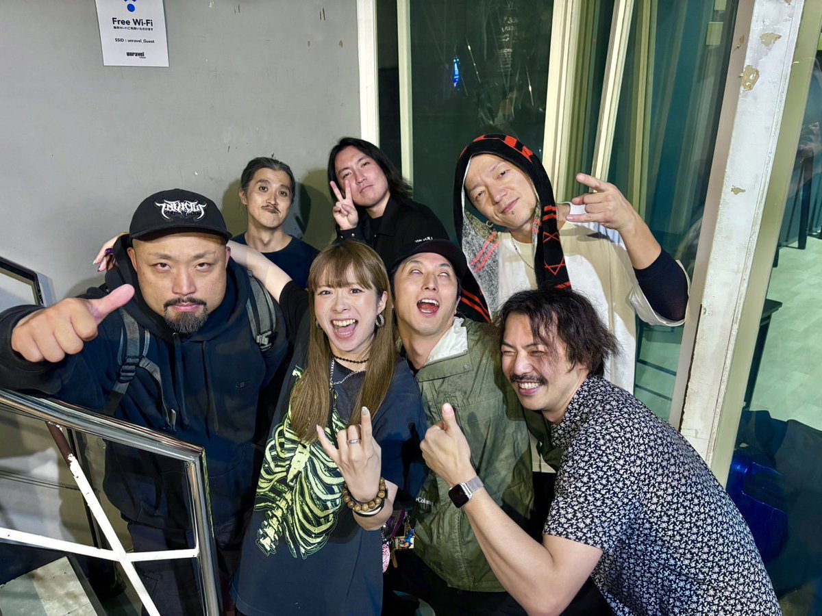 InaVocal's tweet photo. いい写真。GUNGIREに作ってもらったご縁でやれた六本木unravel tokyoでした。皆んなありがとう！次回は10/13新宿アンチ、NITERIDEで対バンよろしく！Yutoも雨ん中ありがとう！10/10のDAWNVISIONも行くからな！あと俺のキャップいいだろ！ https://t.co/y9D6U5xSxb