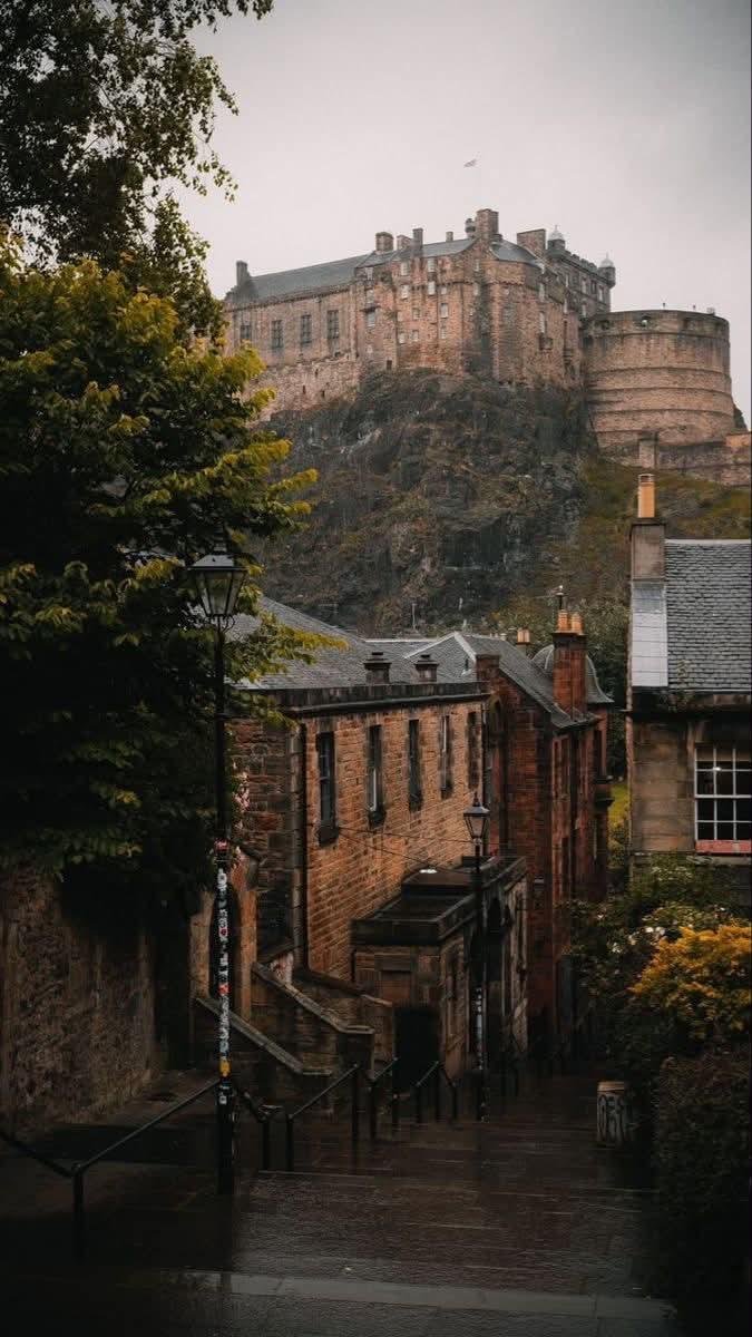 InFiniteH0riZ0n's tweet photo. Wonderful view of cloudy Edinburgh https://t.co/5WANXmXgtP