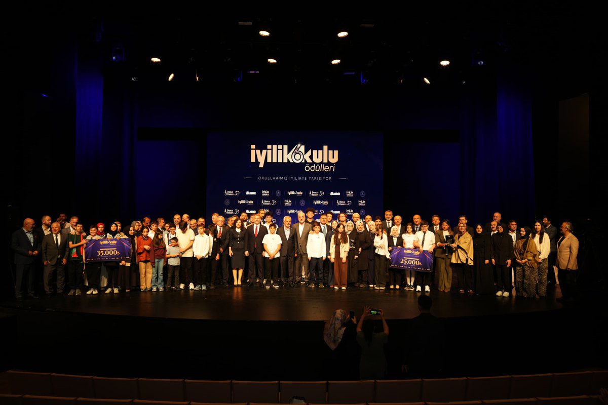 istanbulilmem's tweet photo. 🔷️ Millî Eğitim Bakanlığımız ile Deniz Feneri Derneği iş birliğiyle bu yıl 6’ncısı düzenlenen “Okullarımız İyilikte Yarışıyor Uygulamalı İyilik Projesi Yarışması” ödül töreni; Millî Eğitim Bakan Yardımcımız Sayın Cihad Demirli, Vali Yardımcımız Sayın Elif Canan Tuncer, Deniz Feneri Genel Başkanı Av. Mehmet Cengiz, İl Millî Eğitim Müdürümüz Murat Mücahit Yentür, ilgili kurum temsilcileri, eğitim yöneticileri, öğretmenler ve öğrencilerimizin katılımıyla gerçekleştirildi. 

​📍 Beyoğlu

@tcmeb @Yusuf__Tekin @CihadDemirli @MucahitYentur