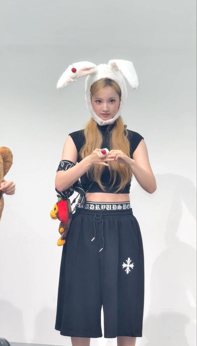 nocontextyam's tweet photo. 사실저토끼모자도정말급하게사서가져간건데쓰고있으니까볼살도막터질라하고리얼5살정도로보임 https://t.co/s2yzWfMhys