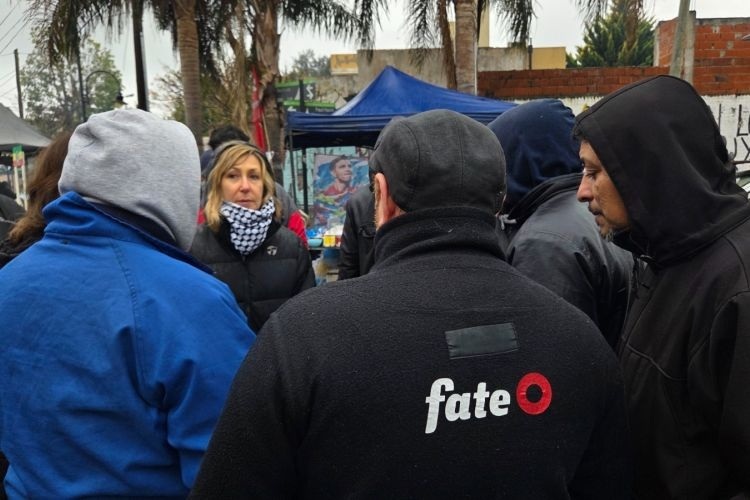 izquierdadiario's tweet photo. Urgente. Myriam Bregman exigió al gobernador Axel Kicillof que disponga los recursos para evitar el desalojo de FATE.  Ante la amenaza de un inminente desalojo ordenado por la Justicia, los trabadores que vienen resistiendo el cierre de la fábrica FATE. Numerosas organizaciones, referentes y diputados como Nicolás del Caño y Myriam Bregman se acercaron para apoyar a los trabajadores.
 https://t.co/EZDnIeBhy6
