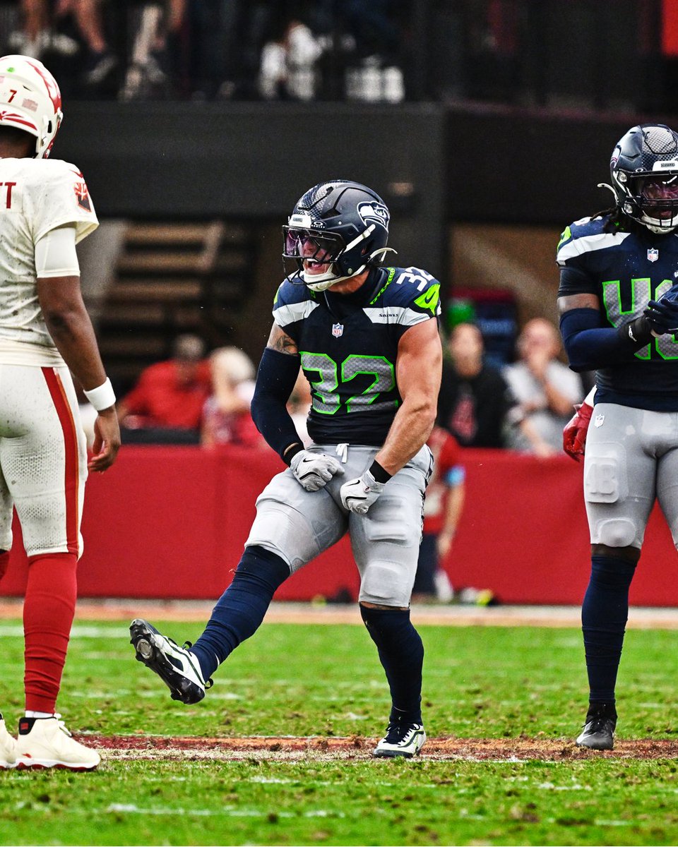 Seahawks's tweet photo. Gooooood morning 😎 https://t.co/ibM98WqIiG