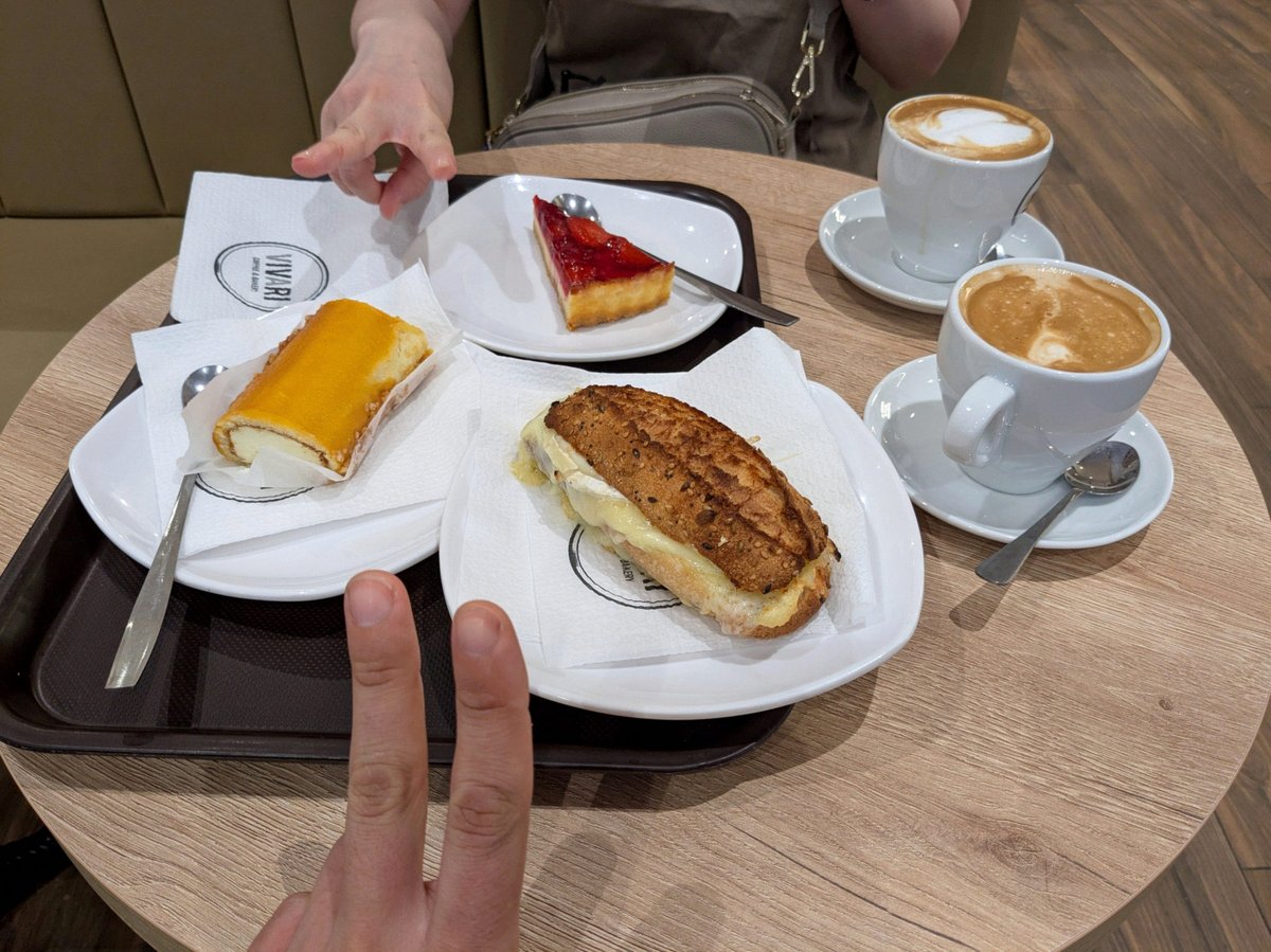 webyumi617's tweet photo. レベル上げも兼ねて話題の虫パ（マンティス、ダイアマイト、ヴェスパ）で闘なんちゃらに挑んだがなかなか上手くいかん！魔獣の前に私がしぬ！
何がいかんのだと試しにダイアマイトをサンドウォームに変えてみたらなんとかクリアできた
やはりランクを上げねば始まらないのか・・・ https://t.co/fFR3wgZx5M