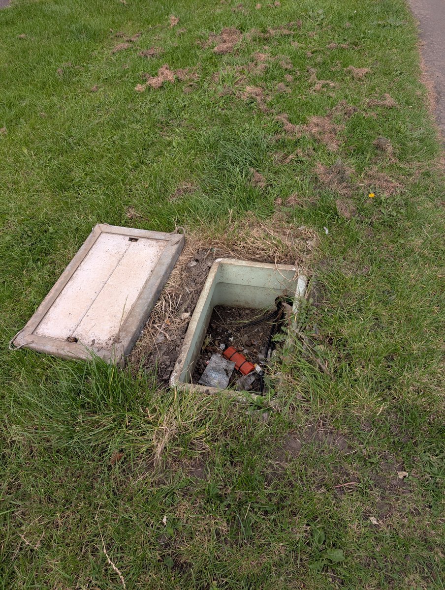 D1_3_1's tweet photo. @edinhelp Just come across this at Ferniehill Drive - lid bit was far too heavy for me to lift myself https://t.co/2MgM3ShvVJ