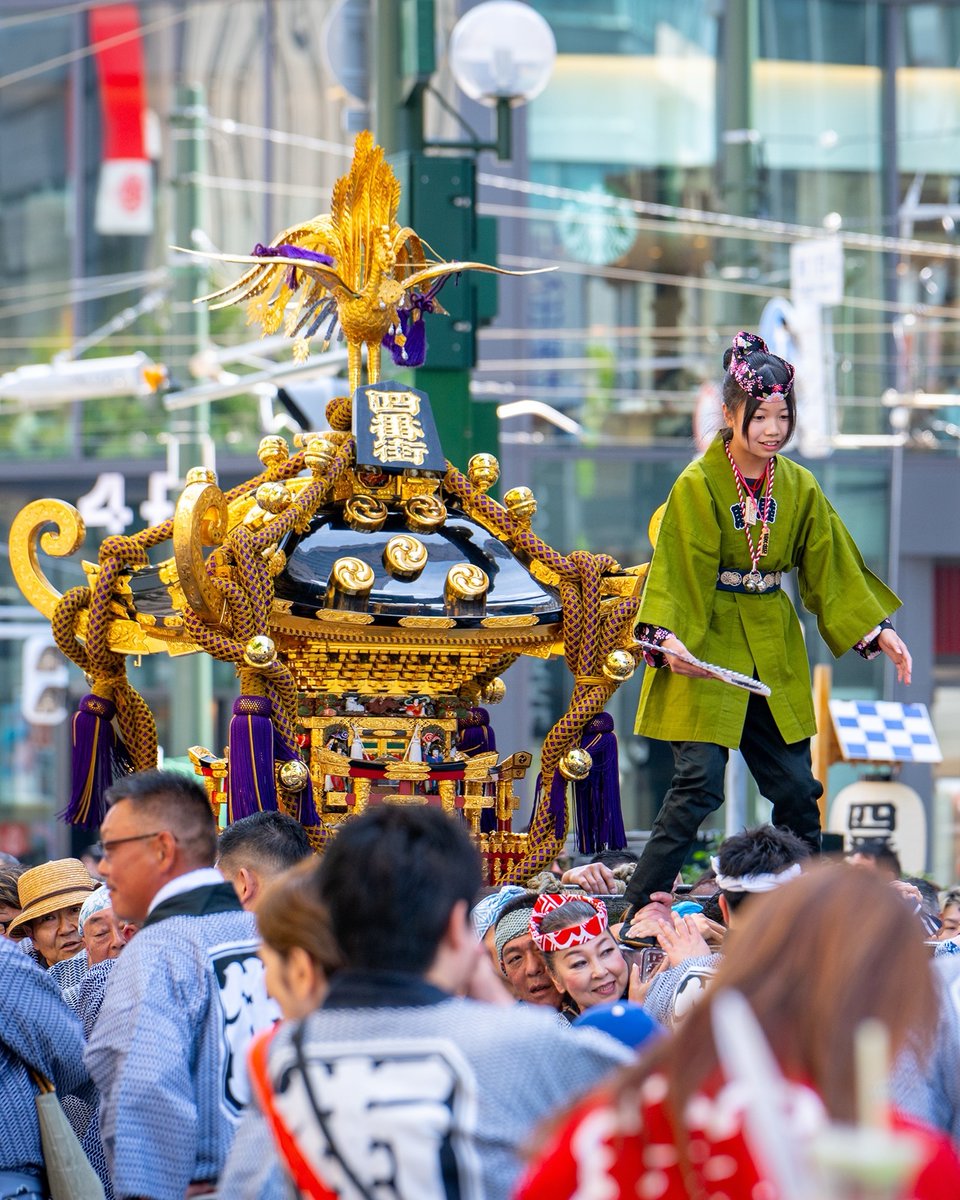 JuliusYanccz4z's tweet photo. At Sapporo’s Fourth Avenue Festival, a bodybuilding and fitness show coincided with a mikoshi parade. Even the bearers were amazed by the athletes’ muscles. The Hokkaido Championships will be held on August 11 at Sapporo Education and Culture Hall. https://t.co/Ufh9JDSg4Q