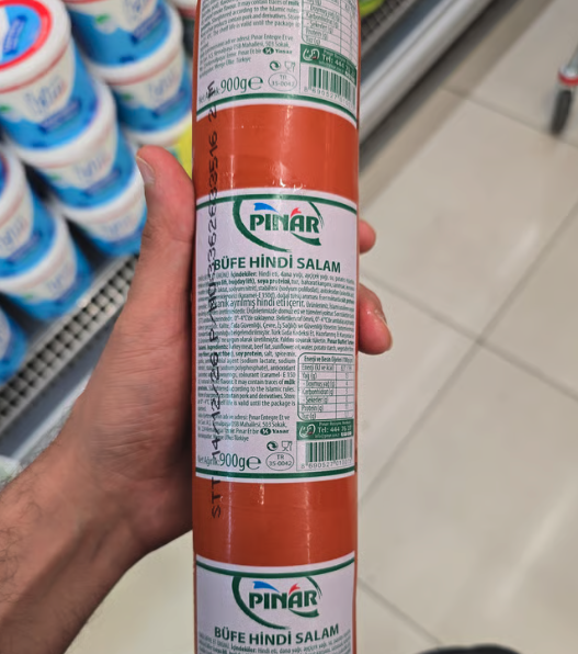 gidadedektifi's tweet photo. Gördüğünüz bu Pınar markalı büfe hindi salam içeriğinde ilk sırada mekanik ayrılmış hindi eti yer alıyor ve oranı tüketiciye açıkça beyan edilmiyor.
Ürün içeriğinde ayrıca;
Patates nişastası,
Soya proteini,
Baharat karışımı,
Koruyucu,
Antioksidan,
Stabilizör ve Renklendirici katkı maddeleri yer alıyor.
Ürün ayrıca tütsü aroma vericisi içeriyor.
https://t.co/nF0hY6frjQ