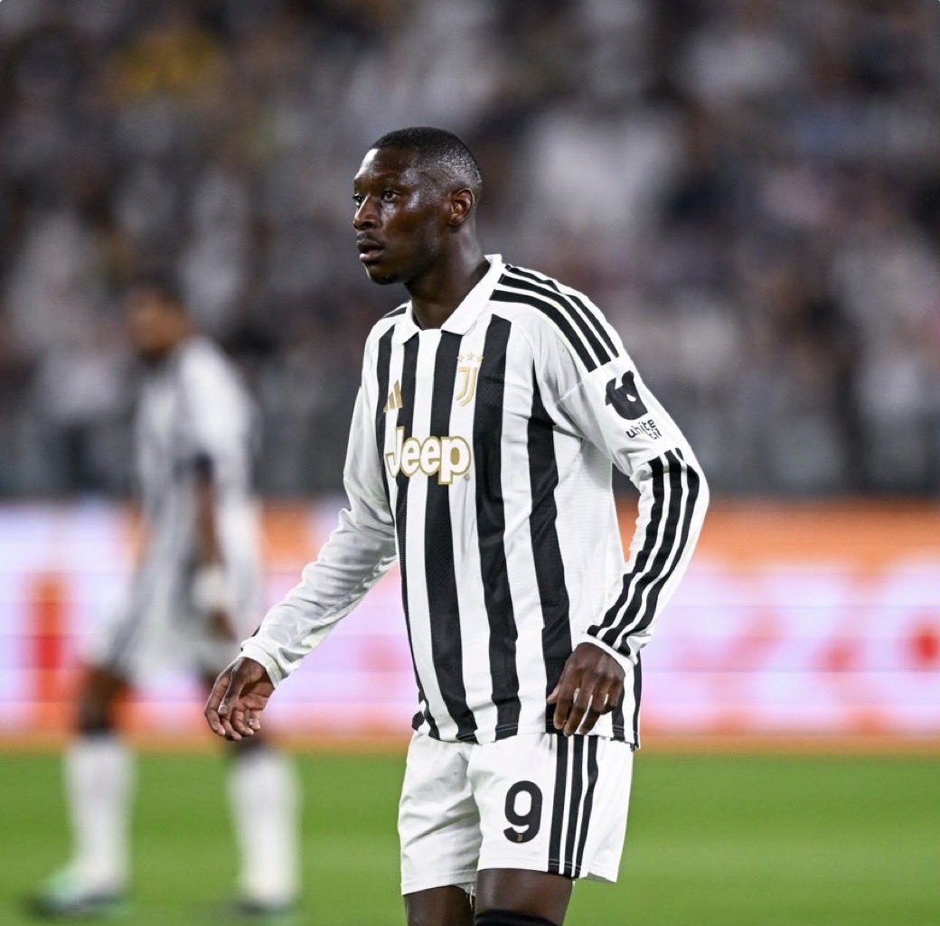 JuveClubArabia's tweet photo. 🚨 عاجل | كولو مواني خضع للجراحة

يوفنتوس يعلن أن كولو مواني خضع اليوم لعملية جراحية لتثبيت الكسر في إصبع يده اليمنى

✅ العملية تكللت بالنجاح ، وسيكون اللاعب متاحاً  بعد فترة التوقف الدولي 

نتمنى له الشفاء والعودة سريعاً! 🤍🖤

#Juventus #JuveClubArabia https://t.co/isVg42xUuF