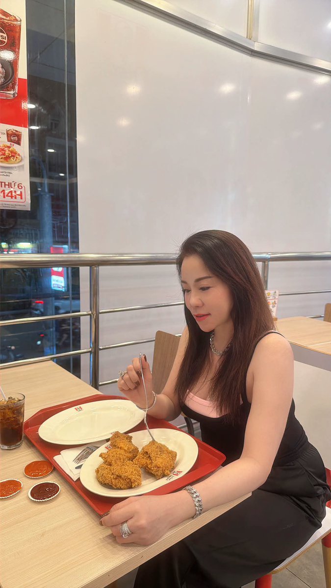 Hong2031637's tweet photo. រាង ចឹងមានអ្នកស្រលាញ់អត់ ន៎ ឆ្នាំនេះ ក្បាល40ហើយ😂 https://t.co/dcEvn93mCg
