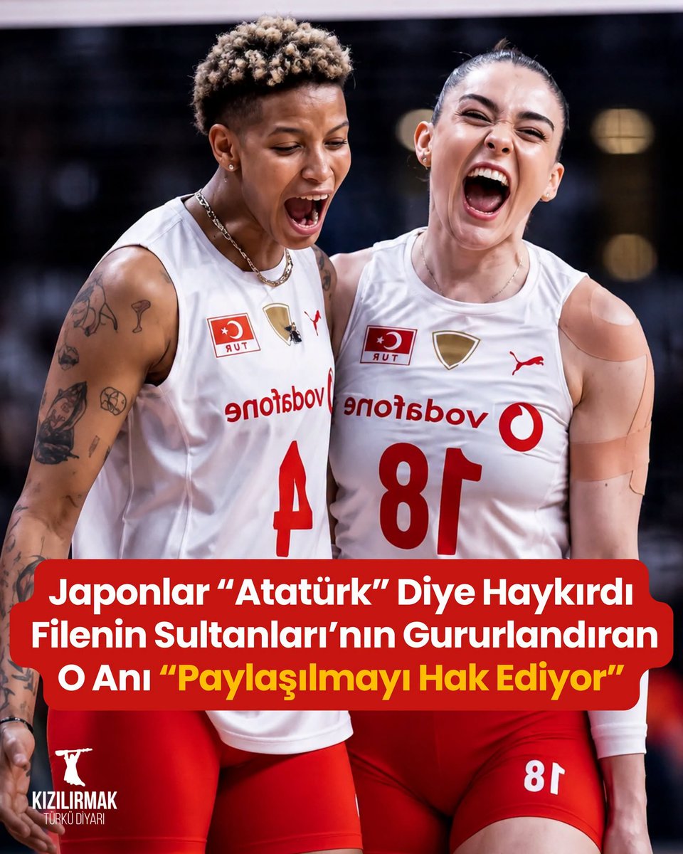 Bandral11's tweet photo. ''ATATÜRK'ÜN KIZLARI'' ADINI JAPONLAR KOYDU.
Japonya'da saat dördü beş geçiyordu. Bizde sabahın dokuzu.
Japonya'da bir spor salonu, tribünlerde yedi sekiz bin kişi. Maç sürüyor. Filenin öbür yanında İtalya.
Bizim kızlar Dünya Kupası'na ilk kez gitmişti. Yani... kimse onlardan pek bir şey beklemiyordu.
Bir gece önce hocaları Reşat Yazıcıoğulları, kaptan Özlem Özçelik'le oturup konuşmuştu. Karar basitti. Türkiye'de saat 09.05'i gösterdiğinde mola alınacak. Hangi sette olursa olsun. Önde bile olsak.
Aslında anmayı yapmışlardı. Gece, Türkiye saatiyle 02.05'te, antrenman salonunda. Yetmemişti. Bir de kendi saatimizle olsun istediler.
Kenardan işaret geldi.
Hoca molayı aldı. Kızlar koşarak kenara geldi. Taktik konuşmaya değil... hazır ola geçmeye.
Kimse ağzını açmadı.
Hakem anlamadı. İtalyanlar anlamadı. Binlerce Japon, bu kızların neden kıpırdamadan durduğuna baktı. Bizde o saatte Sivas'ta, Kızılırmak kıyısındaki kasabalarda dolmuşlar yol ortasında durmuş, siren çalıyordu. Orada siren yoktu. Sadece on iki kızın sessizliği vardı.
Düdük çaldı.
Salonda bir alkış koptu. İnsanlar neyi alkışladıklarını bilmeden alkışladı.
Ne olduğunu maçtan sonra, basın toplantısında öğrendiler. Seda Aslanyürek yıllar sonra bir şeyi hiç unutmadığını anlatacaktı: tribündeki Japon taraftar grubu hep bir ağızdan "Atatürk" diye bağırmıştı. Kendi dillerinde değil, bizim dilimizde. Gülden Kuzubaşıoğlu da rakip oyuncuların maçtan sonra yanlarına gelip bu duruş için gurur duyduklarını söylediğini hatırlıyor.
Şimdi düşününce... O mola ne skoru değiştirdi ne puan tablosunu. Kamera için yapılmadı. Kimse "bunu çekin" demedi. Bir koç, bir kaptan ve on iki kız, uzakta bile olsalar o saatte durmak gerektiğine inandıkları için durdu.
Aradan yirmi üç yıl geçti. Bu yaz kızlarımız Milletler Ligi'nde ikinci kez şampiyon oldu. Japonya'da hazırlanan bir anime klibinde onlardan "Atatürk'ün Kızları" diye söz edildi.
Demek ki Japonlar o öğleden sonrayı unutmamış.
Siz 10 Kasım sabahları, saat 09.05'te nerede dururdunuz?