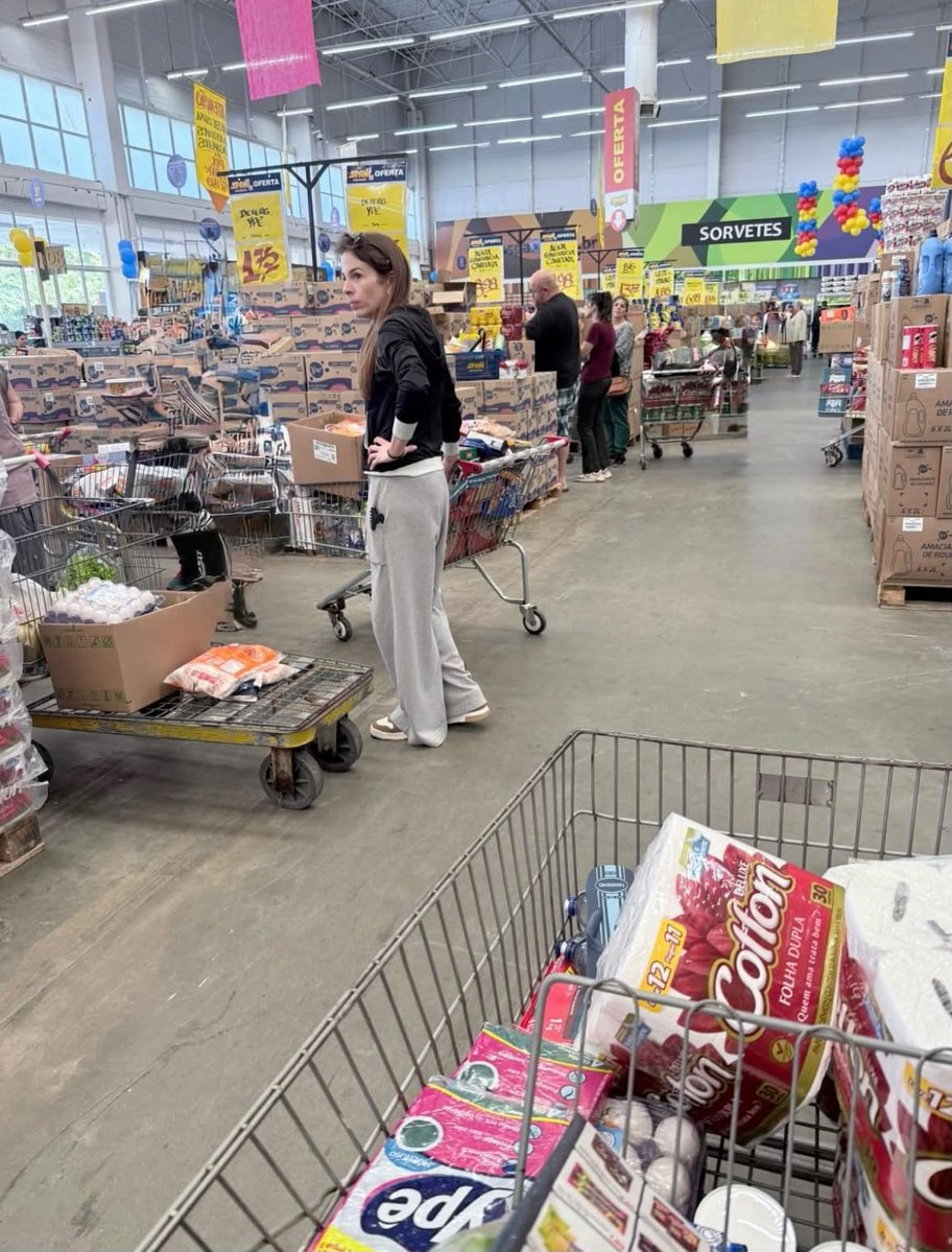 acervosuzane's tweet photo. Su foi avistada belíssima fazendo compras em Bragança Paulista! https://t.co/slbUpCbjw8