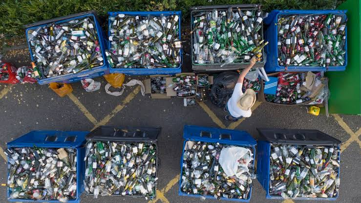 Bond4Waste's tweet photo. A federal injunction froze California's SB 343 days before its October 4 deadline, but a toothpaste tube class action is still pulling MRFs and haulers into discovery.

 Here's what it means for your records: https://t.co/HHP791AGU9 https://t.co/crDyNazlgm