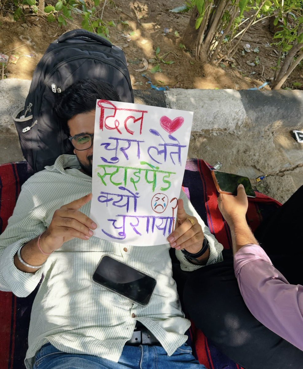 BidiyasarDr's tweet photo. जब FMG विद्यार्थी अस्पतालों में अपनी जिम्मेदारियां पूरी कर रहे हैं, तो उनकी मेहनत का सम्मान भी होना चाहिए। समान कार्य के लिए समान व्यवहार हमारा अधिकार है 
#राजस्थान_FMG_विद्यार्थियों_को_न्याय_दो🤞

@RajCMO @official_afa_ @aimsa_fmsw @FMGS_Rajasthan @RajsthaniDoctor @RajsthaniDoctor @justicefmgs2026