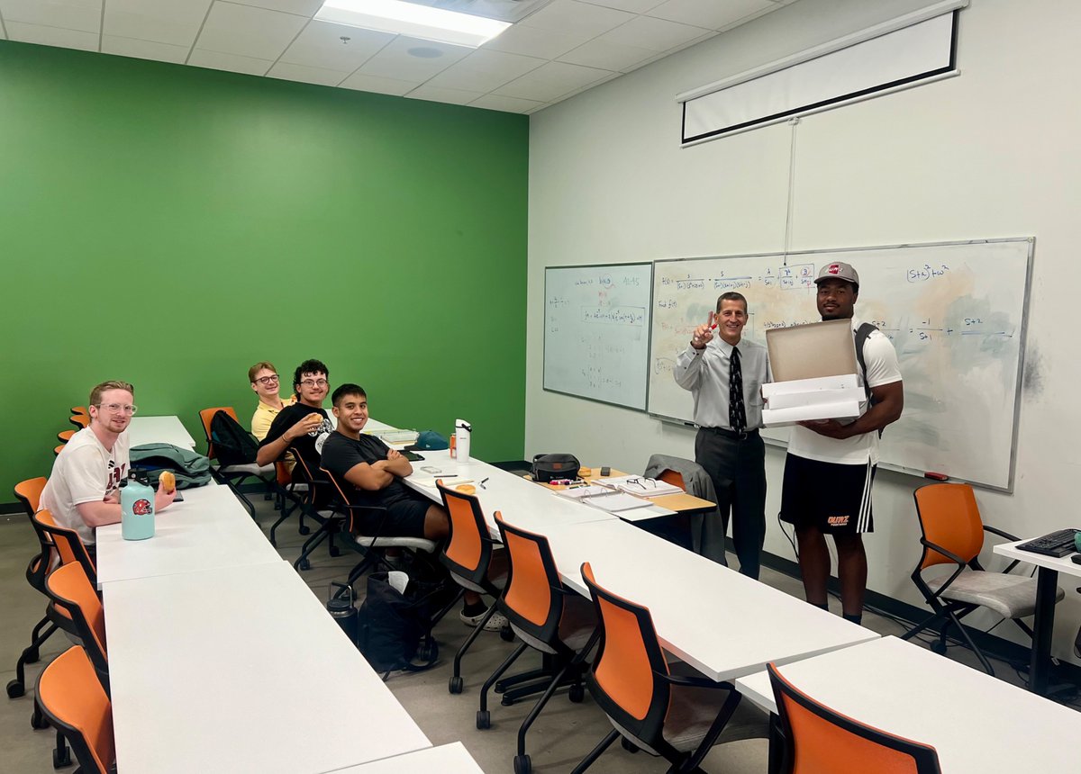 CoachMurphyQB's tweet photo. Today is Victory Monday🍩🐺
#WeAreOUAZ🏜️ https://t.co/3tBvdPiN7r