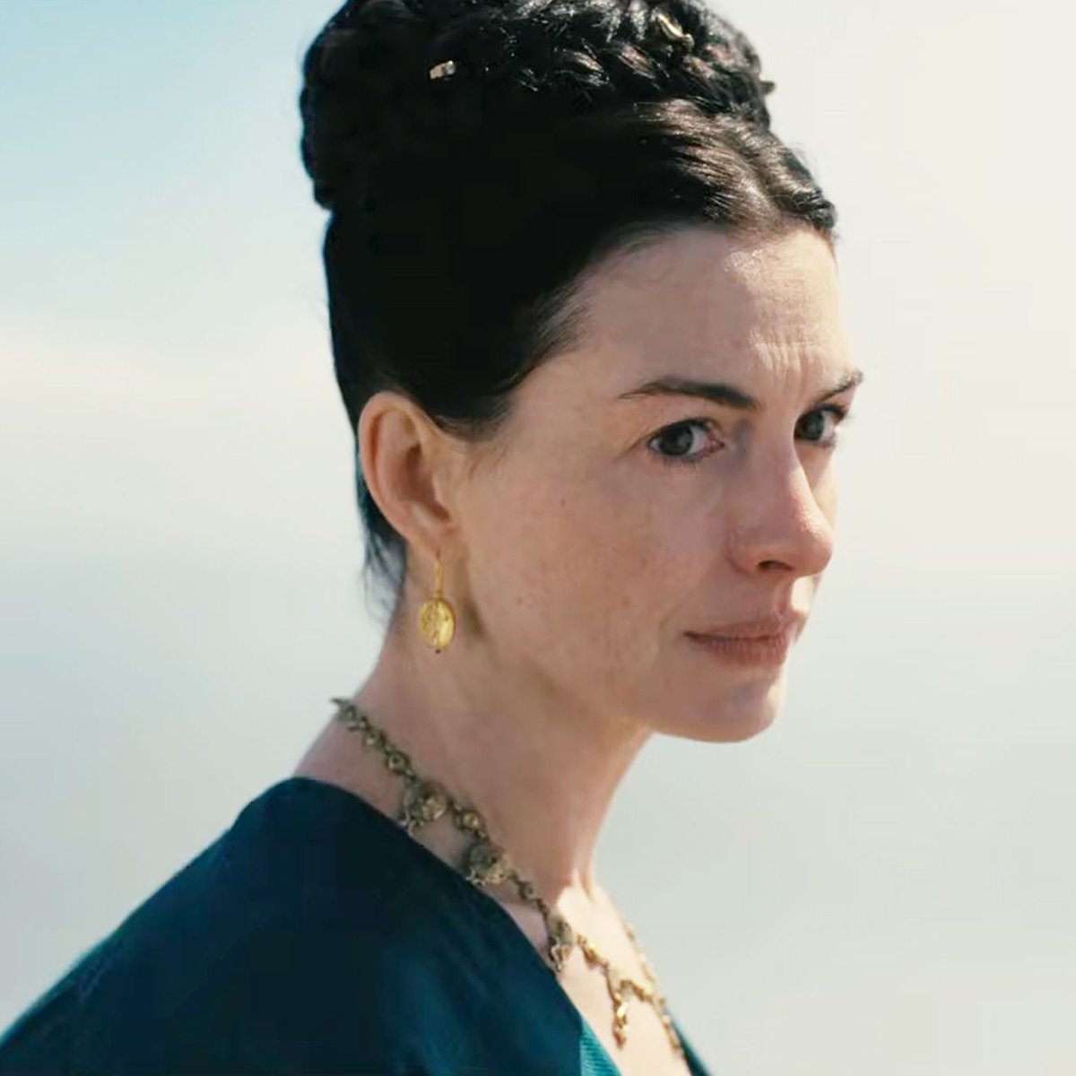 sboficial's tweet photo. Anne Hathaway entra oficialmente na campanha pelo Oscar de “Melhor Atriz Coadjuvante” por sua atuação em A Odisseia.
