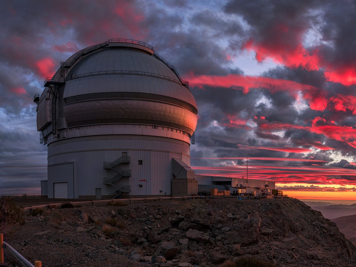 AURAinChile's tweet photo. 🔭Antes de empezar a observar el Universo con nuestro @GeminiObs Sur, nos encanta mirar la paleta de colores rojos y anaranjados de los extraordinarios atareceres en Cerro Pachón, Chile. 
📷: B. Tafreshi https://t.co/ZzFYCGtull