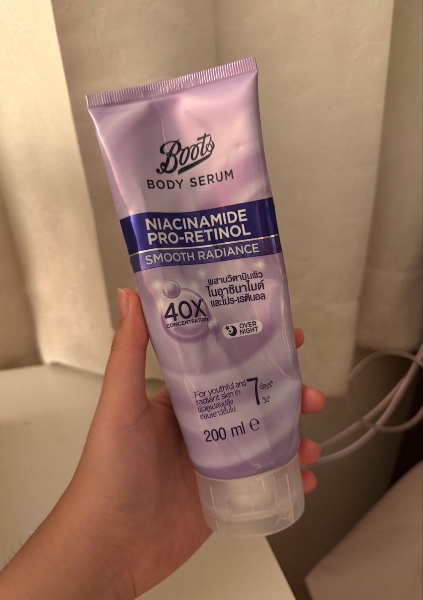 softbreadbutte1's tweet photo. @iihiyooooo_ ใครที่กำลังหา body serum ต้องตัวนี้เลยค่ะ หลอดสีม่วง แบรนด์ชีbootsทำถึงมากกกก ทาก่อนนอนทุกคืน คือตัวหอมมาก หอมจนติดผ้าห่มติดเตียงเลย ขาวขึ้นด้วยยิ่งใช้คู่กับวิตซีboots อีกคือที่หนึ่ง🥇

 https://t.co/EQGBLT8Yct https://t.co/XB8o9ow6T7