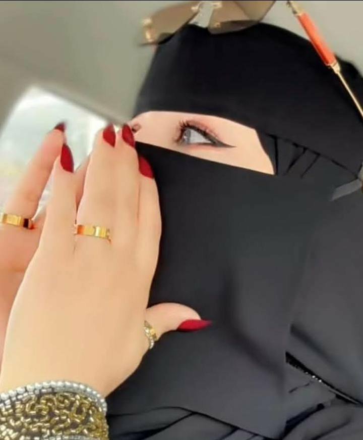 vr22jo's tweet photo. أكمل العباره التالية : زينة الشجرة اوراقها 

وزينة المرأة.......؟!👆🤔 https://t.co/XTtiRfYMTR