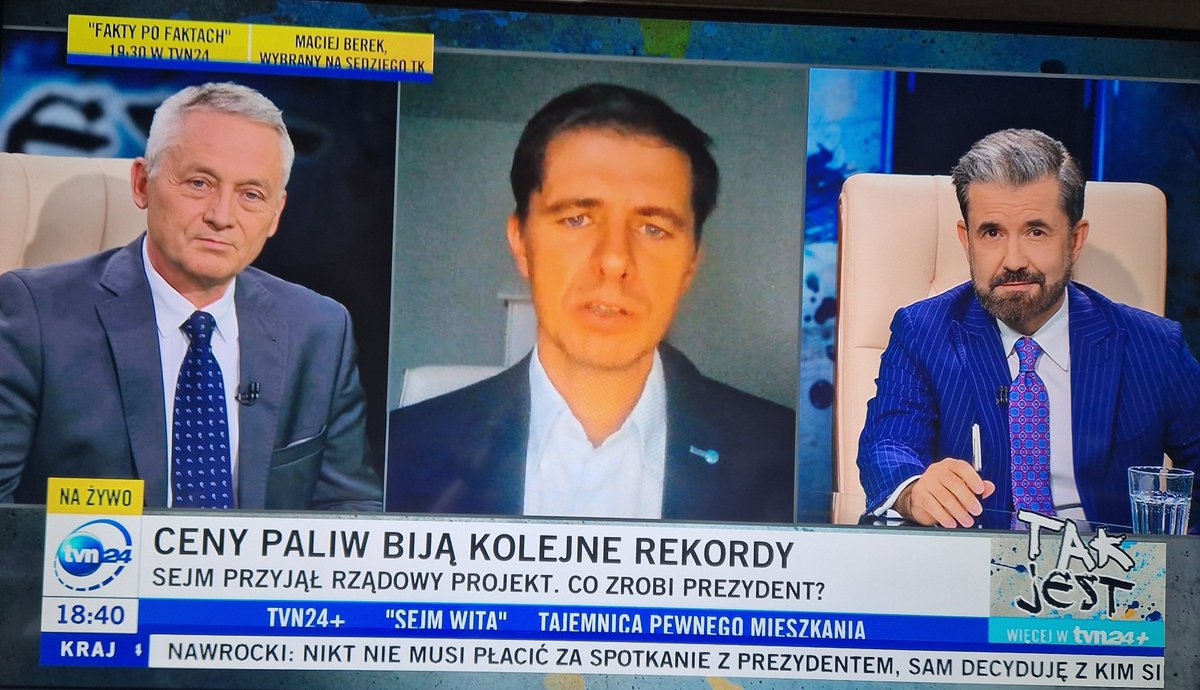 LaGosiaK's tweet photo. Po co w ogóle zapraszać specjalistów do komentowania, jak nigdy nie można się dowiedzieć, co mają do powiedzenia? P.Marcinik przerywa co chwilę, goście kulturalnie milkną, bo w końcu głupszemu trzeba ustąpić.  Po co włączyłam na parę minut? Dno. 
#Presstytutki
@TakJestTVN24 https://t.co/Z696U6OYGy