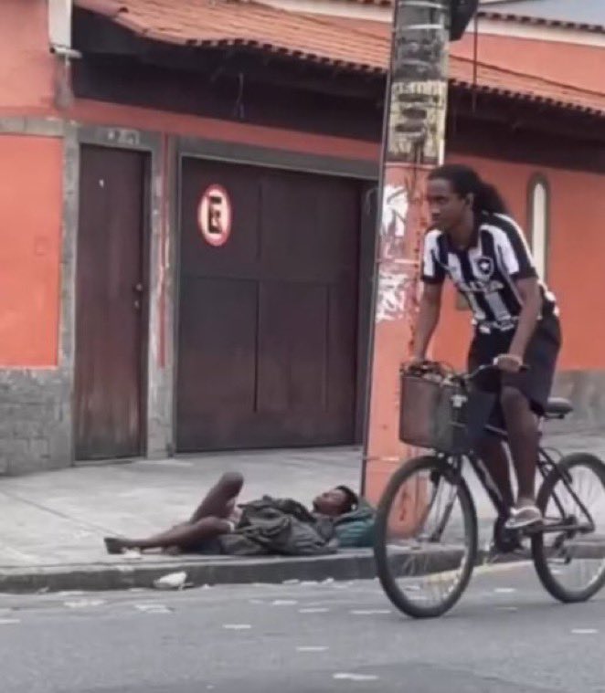 afrochato's tweet photo. A responsável pela curadoria dessa imagem é responsável pelo equilíbrium. Essa e outras imagens retratavam as mazelas de regiões periféricas. Tinha truculência policial, pessoas em situação de rua, racismo e afins. No vídeo tbm tem menção honrosa a Exu, mas isso vocês apagam. https://t.co/qs3m34NSHq
