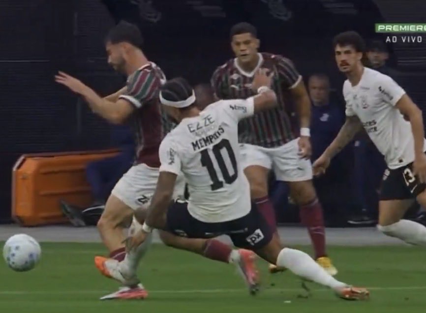 Oledobrasil's tweet photo. Até agora não entendi por que Memphis Depay não foi expulso nesse lance…

Erro feio da arbitragem! https://t.co/7RM0aLynt6