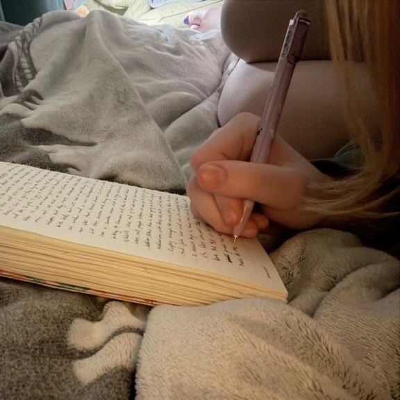 Mei345214's tweet photo. Taking a little time to learn, reflect, and grow. ✍️📖✨Quiet moments, focused mind, and a little progress every day. 📖☕✨ https://t.co/AKWQDcftvQ