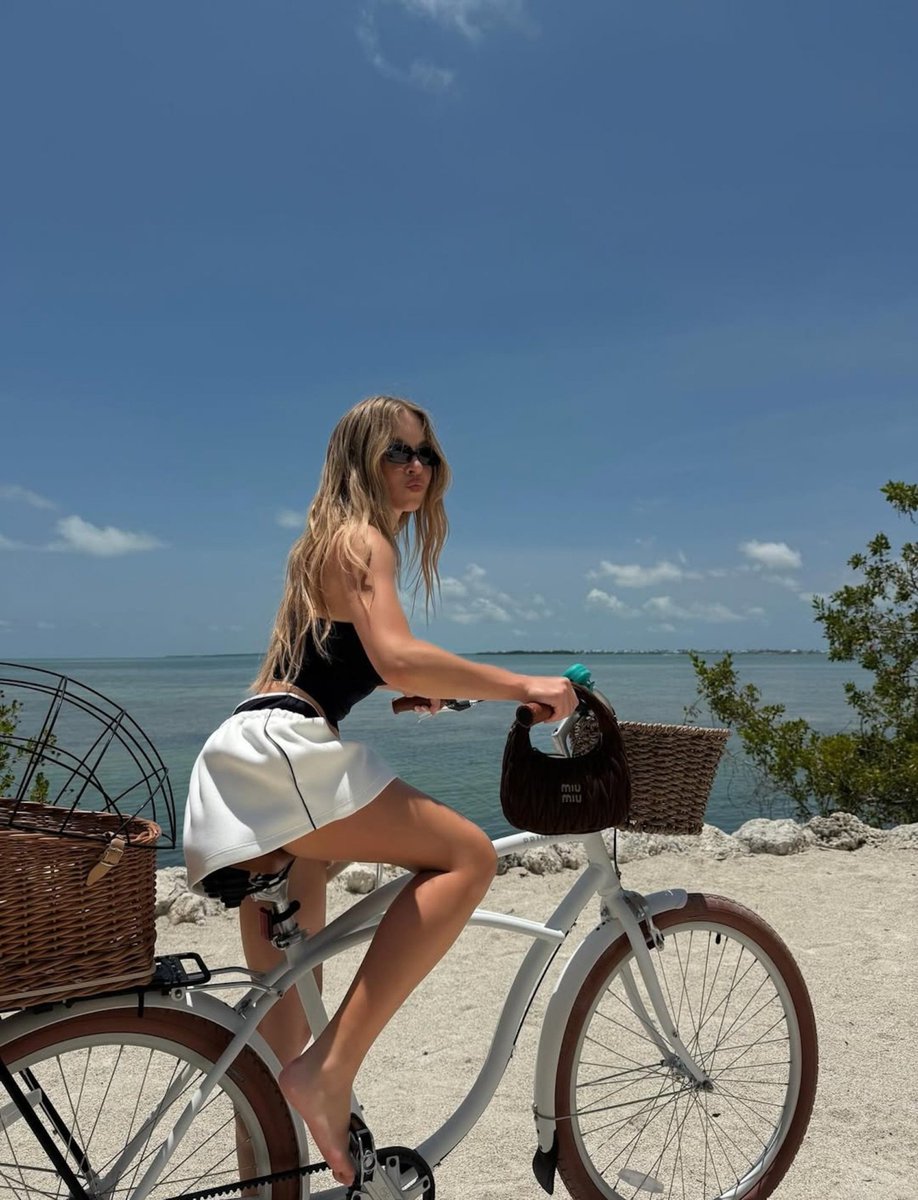 boxing_g_g's tweet photo. sydney sweeney 🤧
And now I want to be a bicycle seat more than anything 😍 https://t.co/GFnuIUmIPz