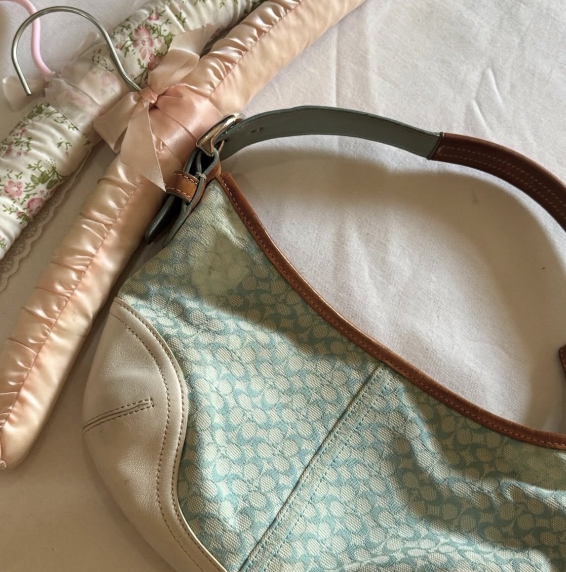 ribertablue's tweet photo. ส่งต่อcoach bag mini purse ทรงสวยมาก 1,800รส ต่อราคาได้ค่ะ ตำหนิสีเฟดมุมนึงตามภาพเลยคับ ที่เหลือ��ภาพดีมากๆ ไม่มีรูปแบบสะพายเห็นเต็มๆเลย 

#coach #coachthailand #ส่งต่อCoach #ส่งต่อกระเป๋า #coachbag #กระเป๋ามือสอง #ส่งต่อกระเป๋าแบรนด์ #ส่งต่อlongchamp https://t.co/HpOePl2D02