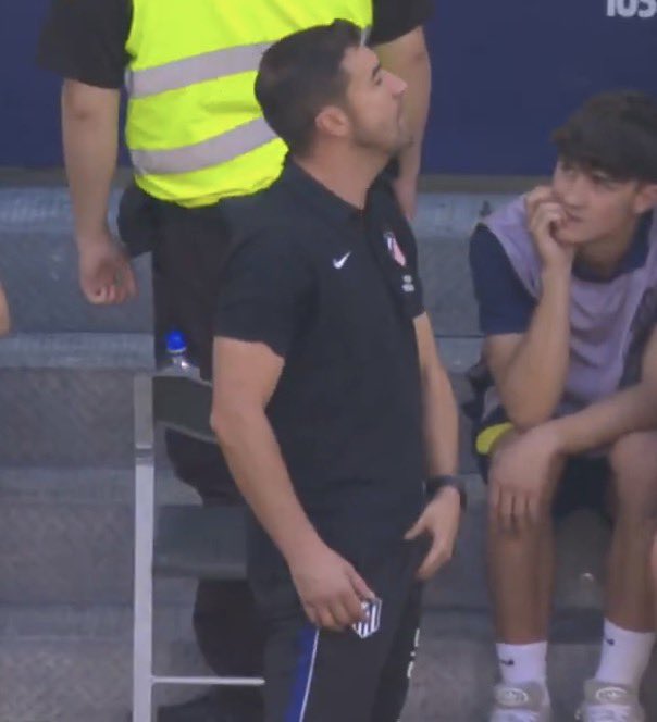 atletiuniverse's tweet photo. 🚨🇪🇸 Gabi's gesture to Antonio Rudiger and the Real Madrid coaching staff yesterday!

THE CAPTAIN IS BACK 😭😭😭😭😭😭😭😭😭😭😭😭😭😭 https://t.co/n8hBiZ6gZZ