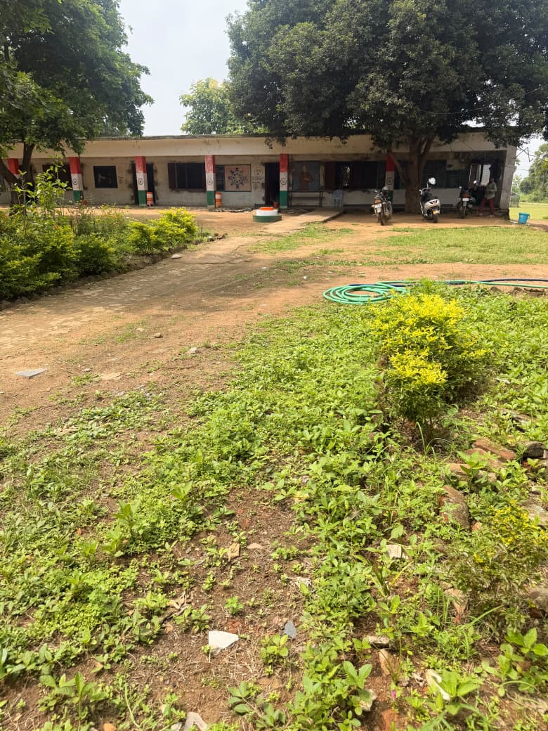 COMDT81BNCRPF's tweet photo. Under the “Swachhata Hi Seva-2026” campaign, a cleanliness drive was conducted by the troops under the supervision of the Commandant, 81 Bn CRPF at Zilla Parishad Unnat High School. 
@SwachhBharatGov 
@swachhbharat 
@MoHUA_India
@MoJSDDWS
#SHS2026
#SwachhataHiSeva2026
@CRPFKKS https://t.co/c2PdkhpWn3